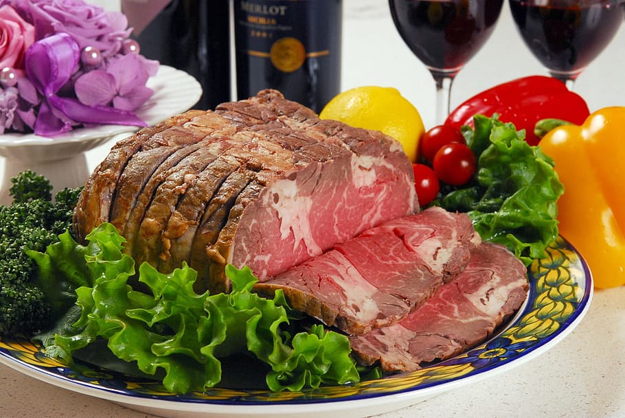 steak with lettuce, tomatoes, bell pepper, and lime, lemon HD wallpaper