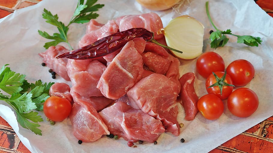raw meat beside tomatoes and onion, goulash, pork, court, main course HD wallpaper
