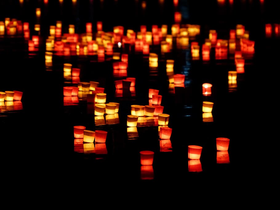 Red and Yellow Paper Lantern on Body of Water, dark, floating HD wallpaper