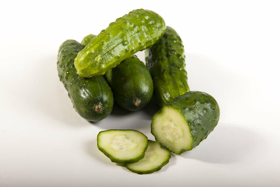 cucumbers with slices, green, vegetables, huerta, nature, fruits HD wallpaper