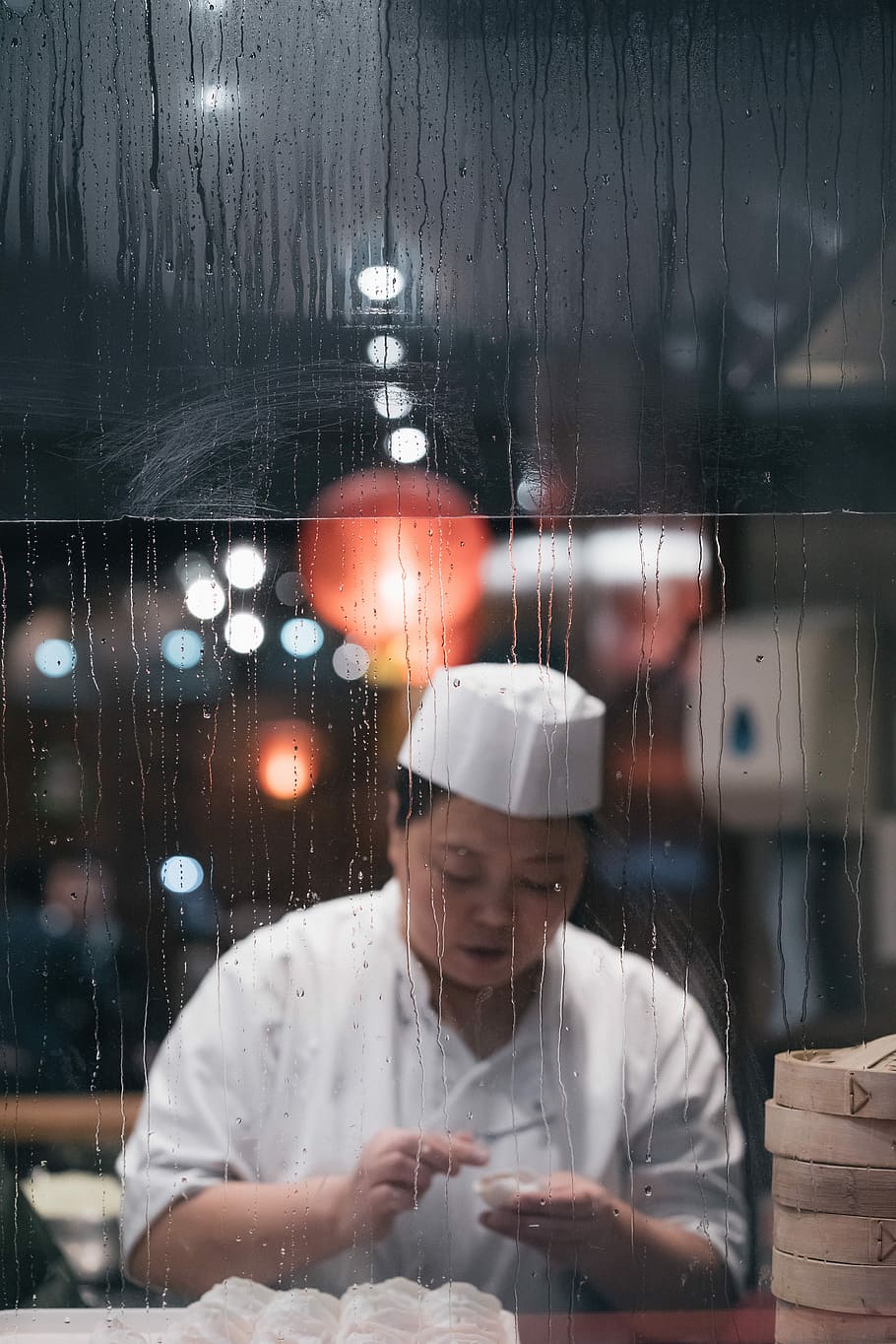 woman chef reflection from mirror, woman chef making food, restaurant HD wallpaper