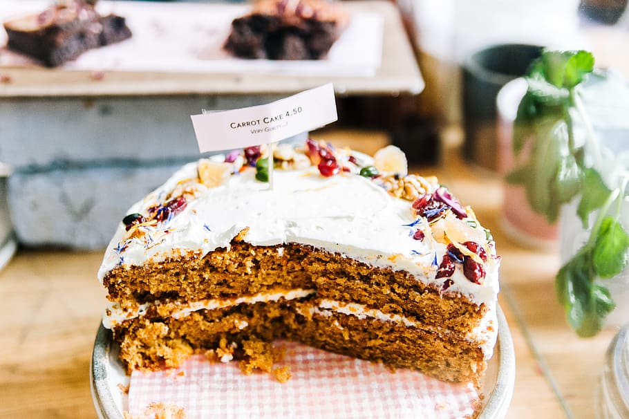 food, plate, table, leaves, baking, blurred background, cake HD wallpaper