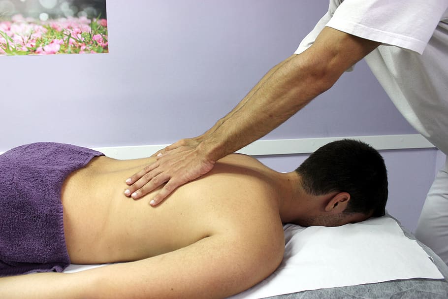 wellness-osteopathy-therapies-handling-massage-back.jpg