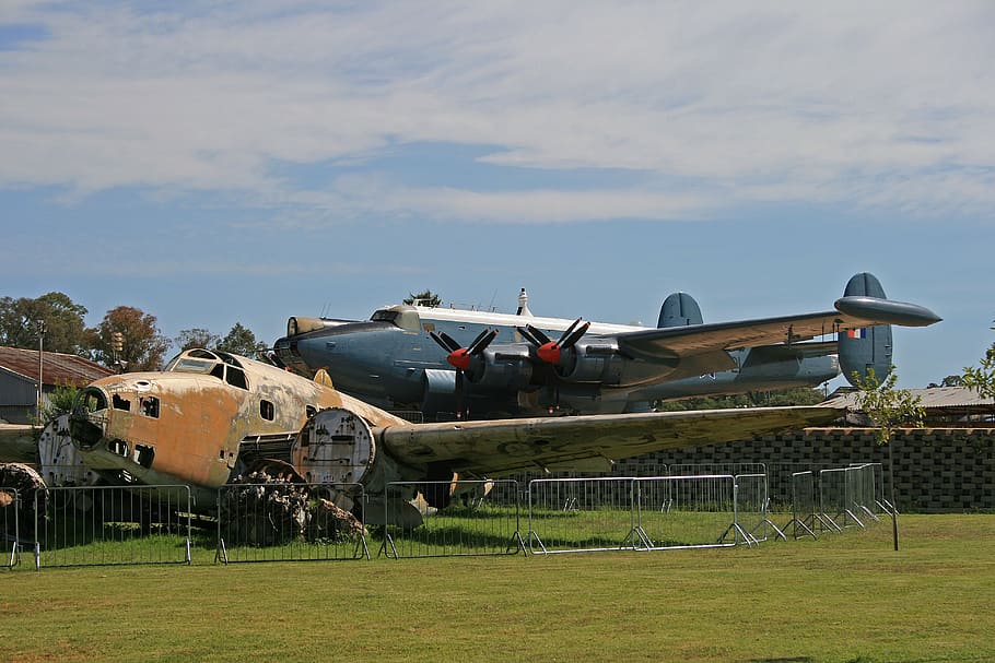 vintage plane placed on grass field, ventura, bomber, wreck HD wallpaper
