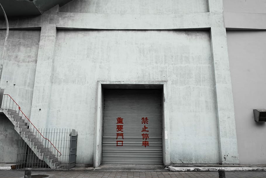 roll-up door near stairs with kanji scripts, gray door shutter with red text HD wallpaper