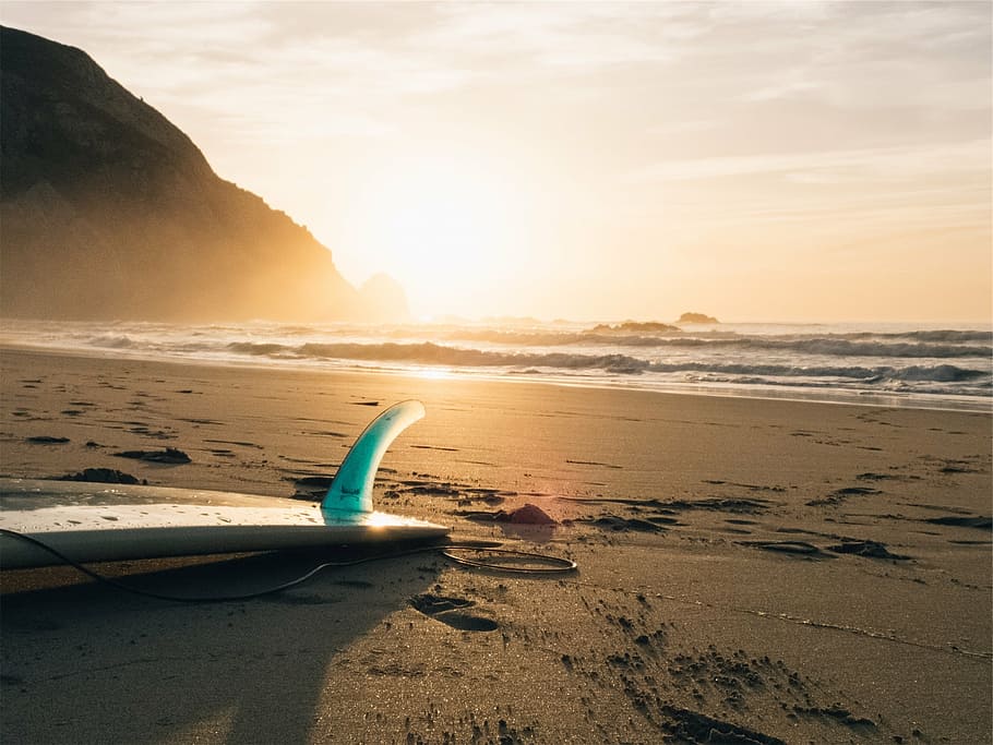surfboard on beach shore, sunlight, backlight, summer, dom HD wallpaper