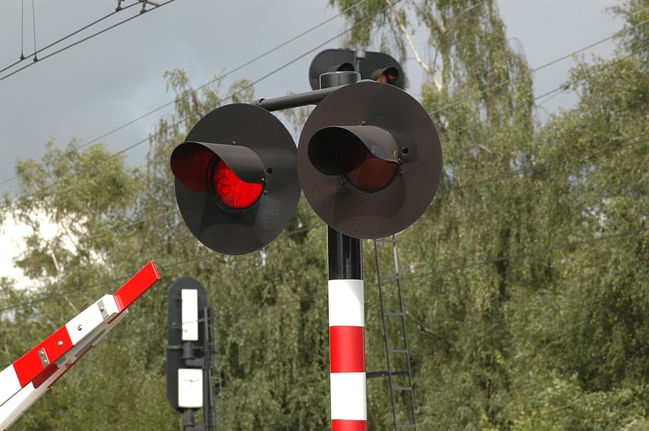 Level Crossing, Railway Crossing, Train, barriers, red light, HD wallpaper