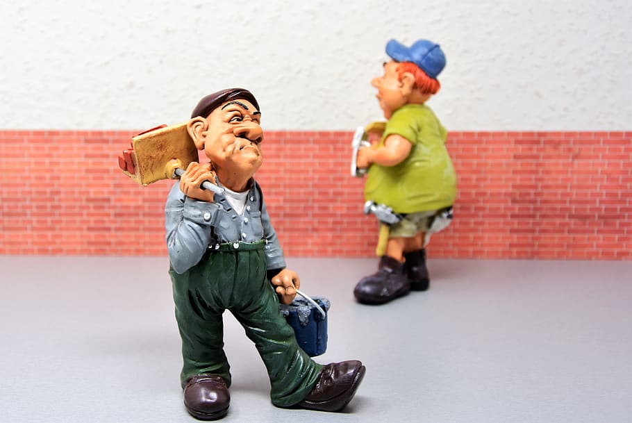two man figurines beside wall, construction workers, maurer HD wallpaper
