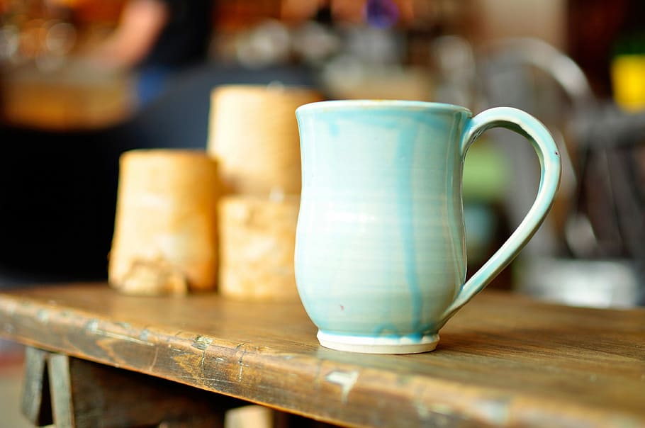 focused photo of a blue ceramic mug, white and blue ceramic mug on brown wooden surface HD wallpaper