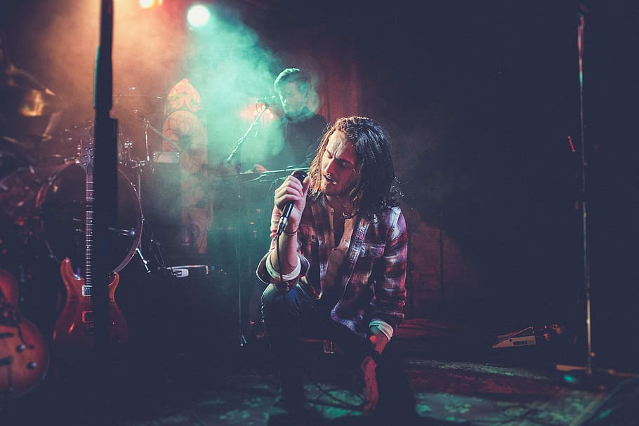 man singing near band, vocalist band singing while bending his knee on floor HD wallpaper