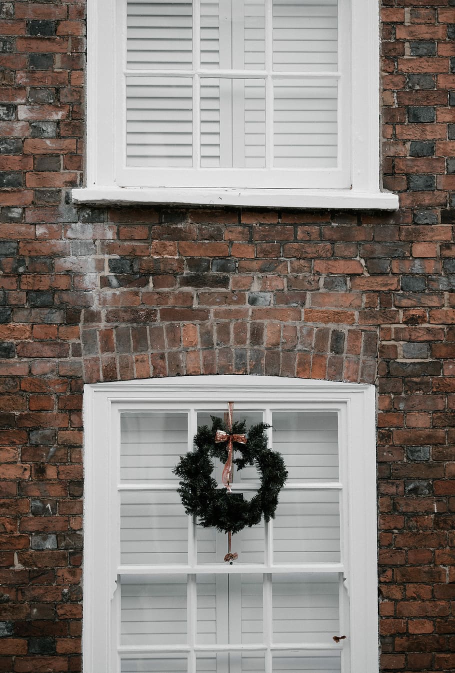 Christmas Wreath in Window, clear glass-panel window with green wreath HD wallpaper
