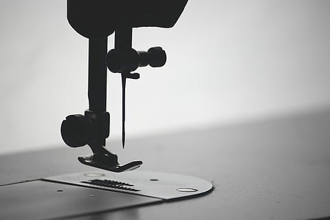 macro photography of sewing needle, rules of thirds photography of sewing machine HD wallpaper