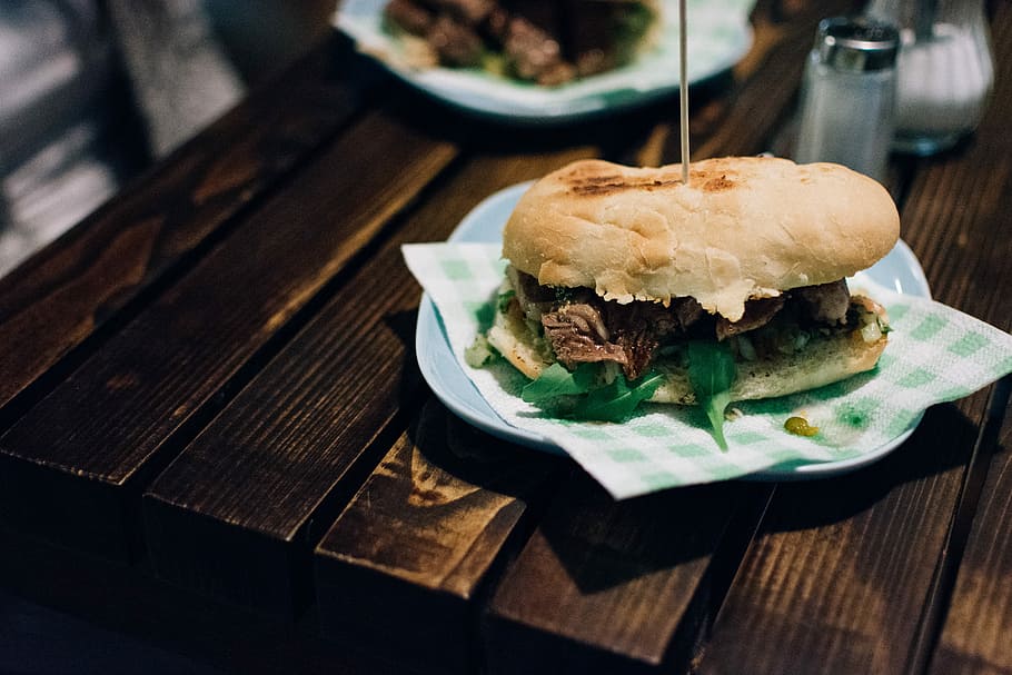 Argentinian beef steak sandwich, meat, restaurant, wood, food, HD wallpaper