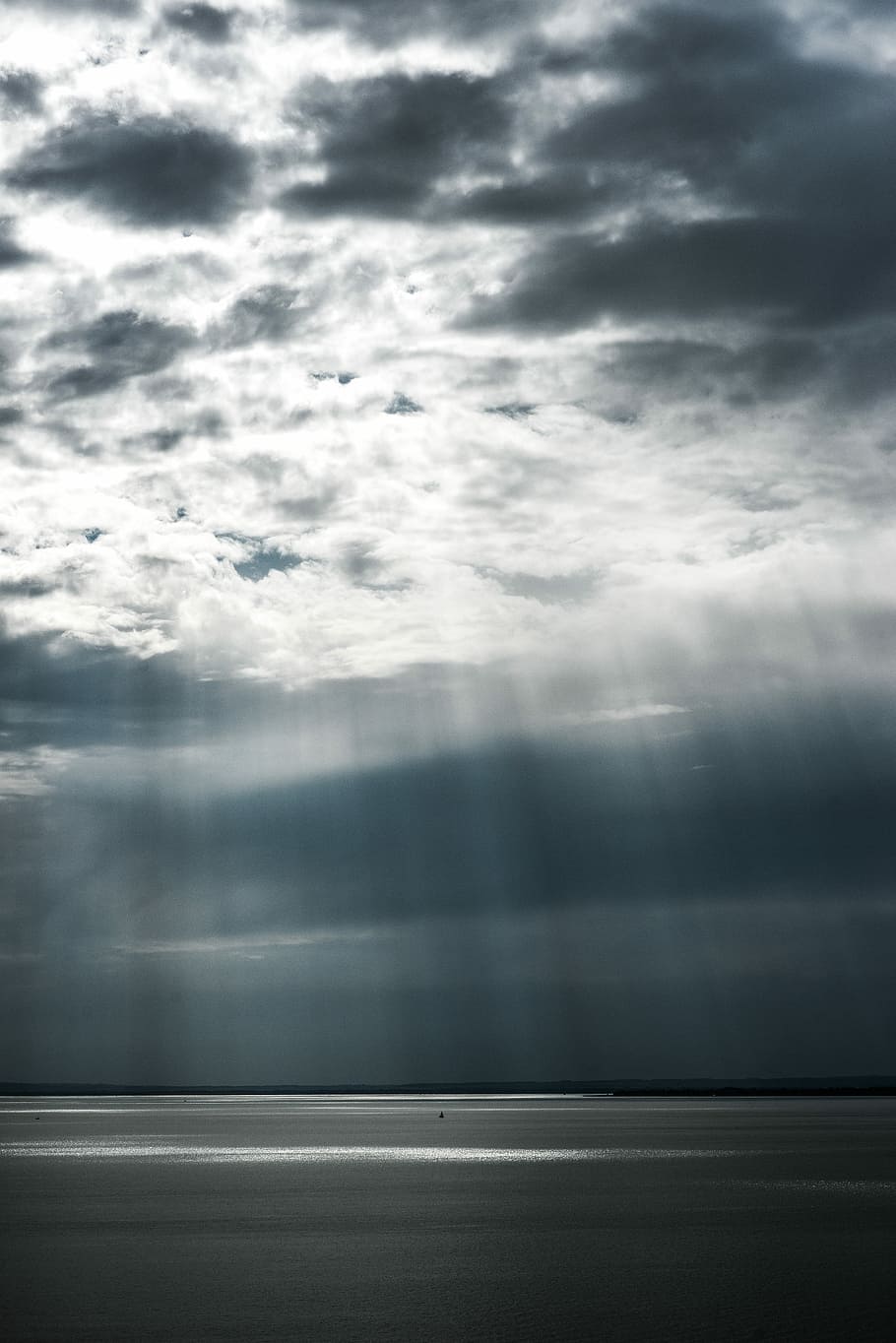 view of gray cloudy sky, body of water, sun ray, dramatic sky HD wallpaper