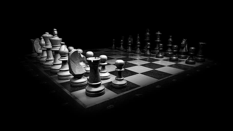 grayscale photo of chessboard, black white, chess pieces, king