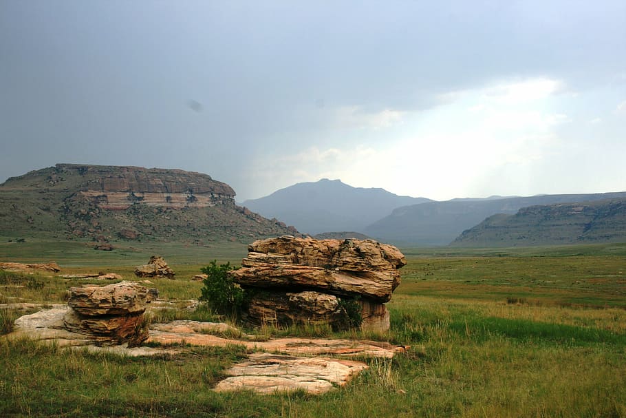 large rock, plate rocks, earthy colors, eminent storm, faroff mountains, HD wallpaper