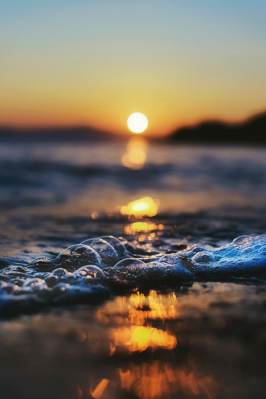 Sun and sea, golden hour photography of beach, bubbles, sunset HD wallpaper
