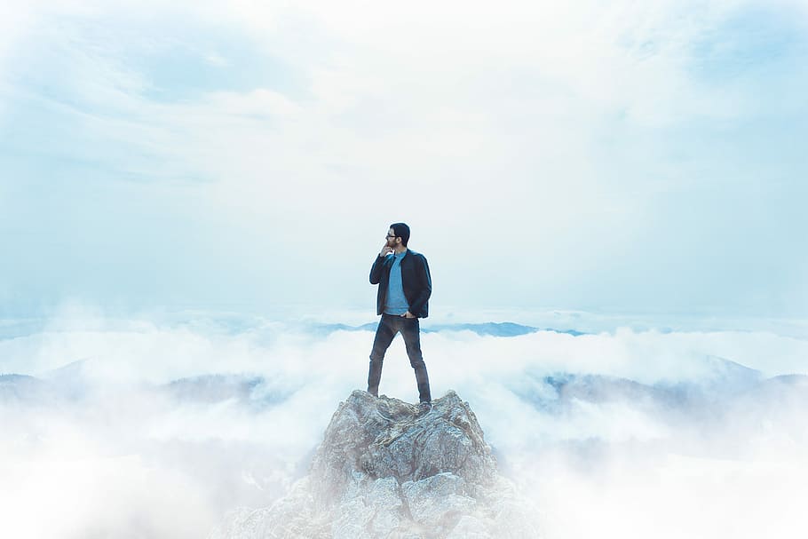 Man standing on the rock on top of mountain, man standing on top of mountain HD wallpaper