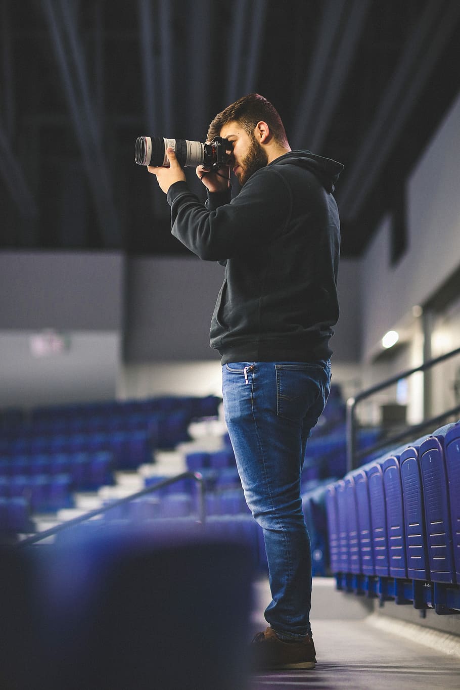 man taking photo of stadium, photo of man using DSLR camera with telephoto lens HD wallpaper