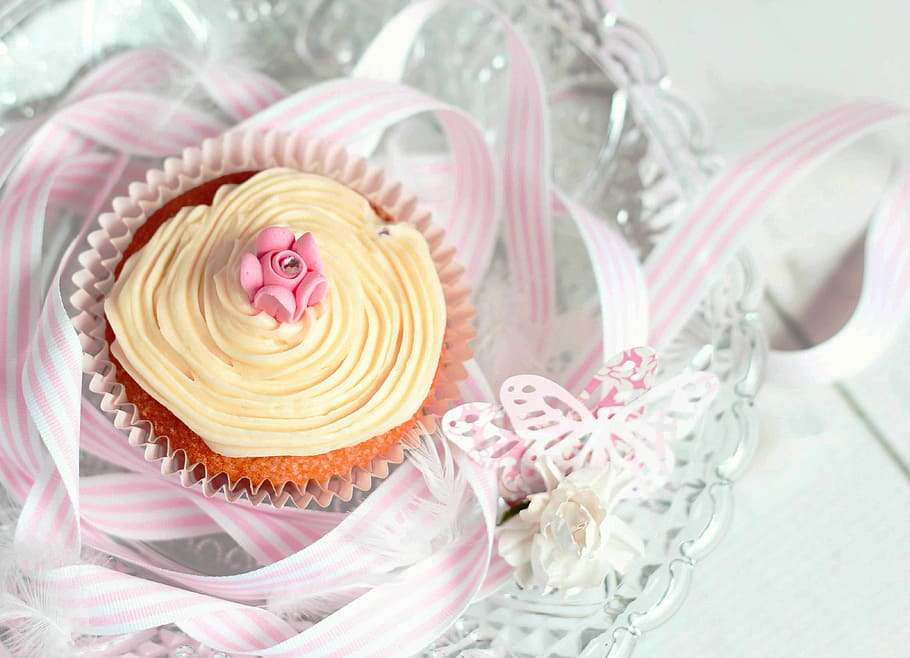 muffin with beige icing on top, cupcake, tea party, pink, pretty HD wallpaper