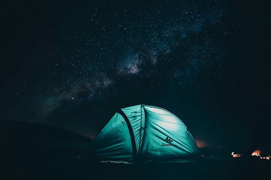 green and black tent with light inside under starry sky during nighttime, dome tent on grass field HD wallpaper