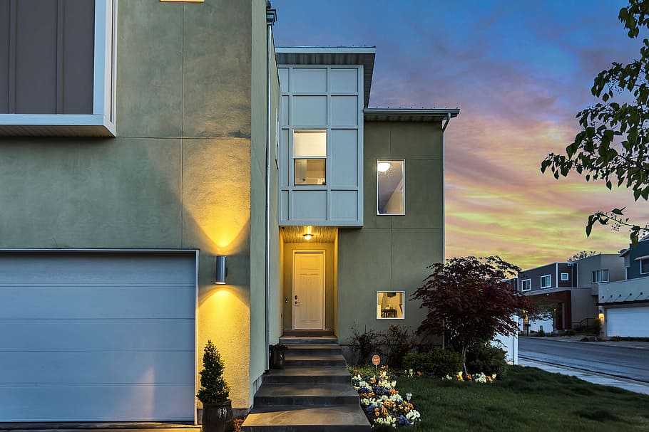 outdoor lamps turned on, gray concrete wall house, Terra, Sol HD wallpaper