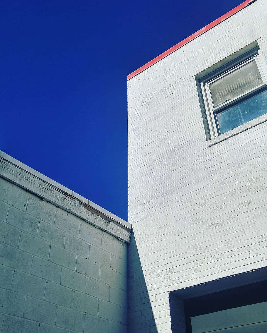 Dark blue sky and building, white concrete house with glass window under blue sky HD wallpaper