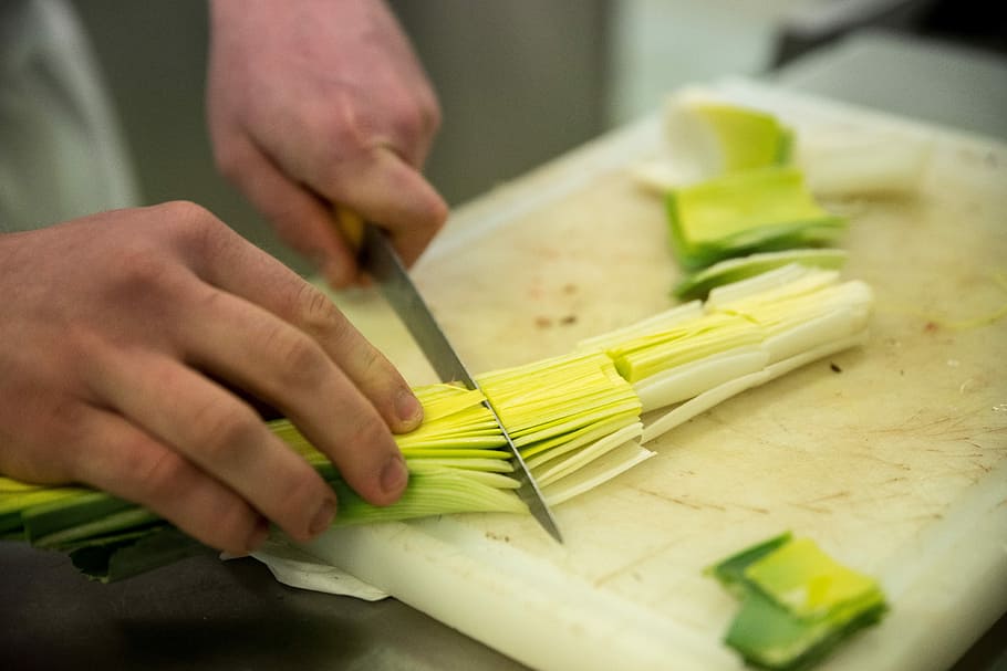 cutting, leeks, kitchen, meals, food, human hand, food and drink HD wallpaper