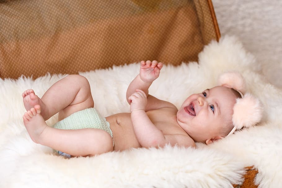 baby pm fur nest, laughing, luggage, vintage, lying down, young, HD wallpaper