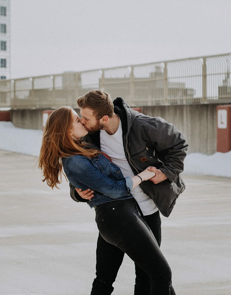 man kissing woman during daytime, woman and man kissing, female, HD wallpaper