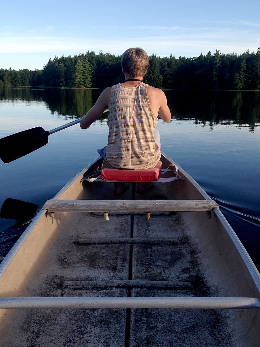 man sitting on canoe boat while holding paddle, alone, canoeing HD wallpaper