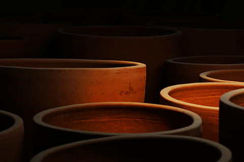 focus photo of brown clay pots, pottery, container, in a row HD wallpaper