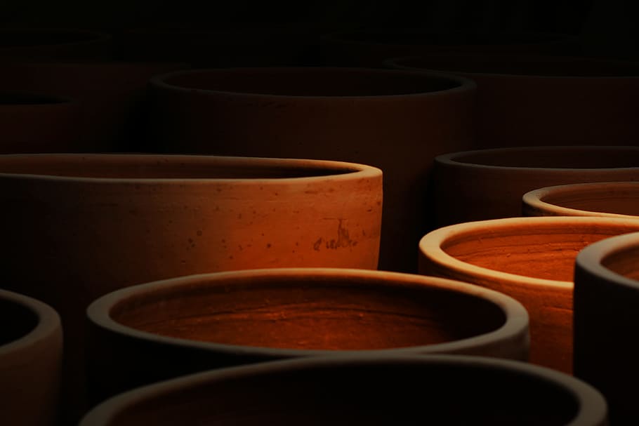focus photo of brown clay pots, pottery, container, in a row HD wallpaper