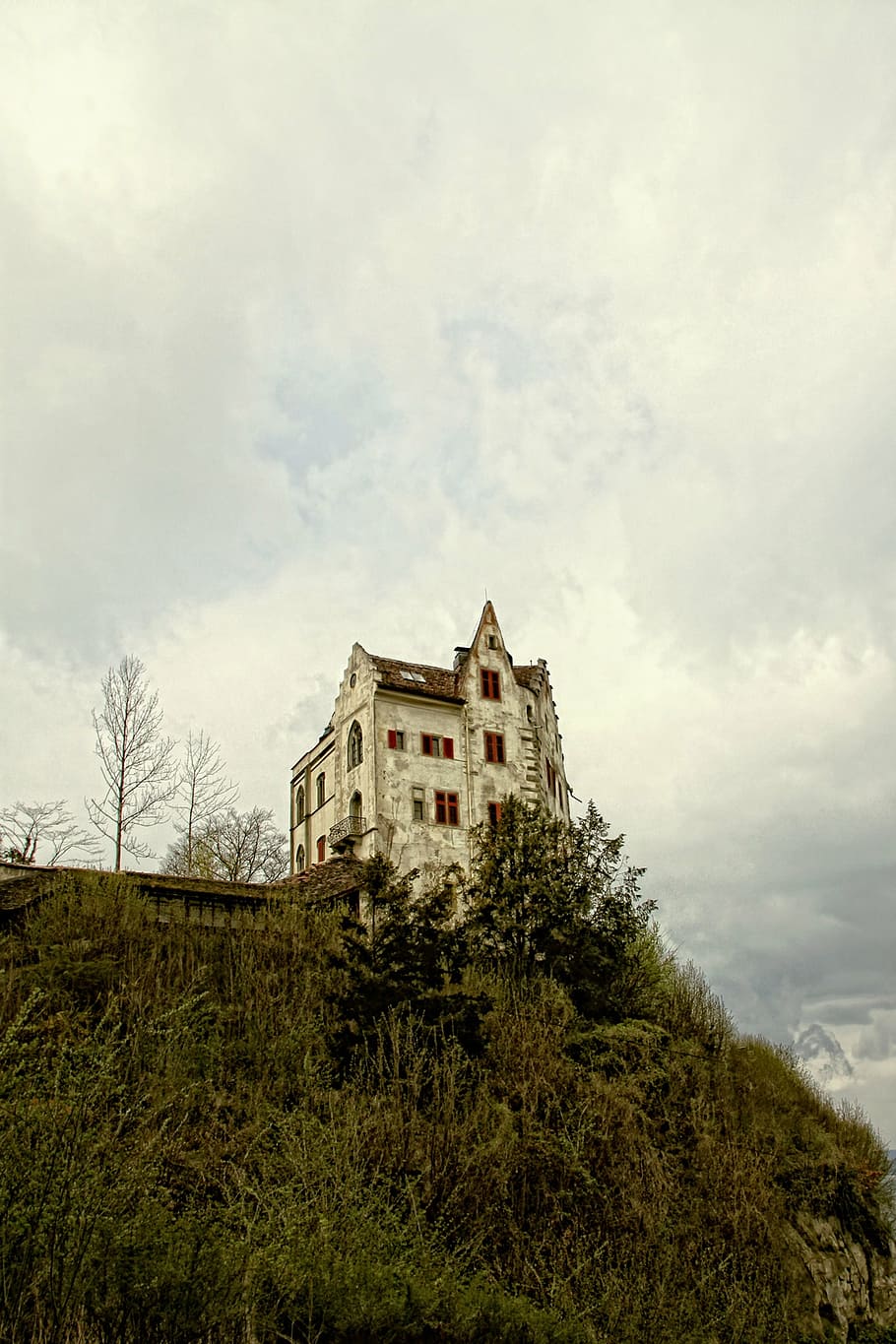 white house near hill cliff, rock, castle, cloud - sky, tree HD wallpaper
