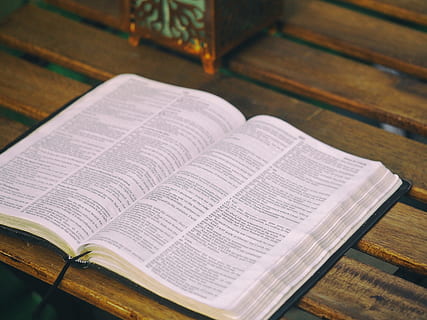 bible opened on table, opened black hardbound book on brown wooden table HD wallpaper