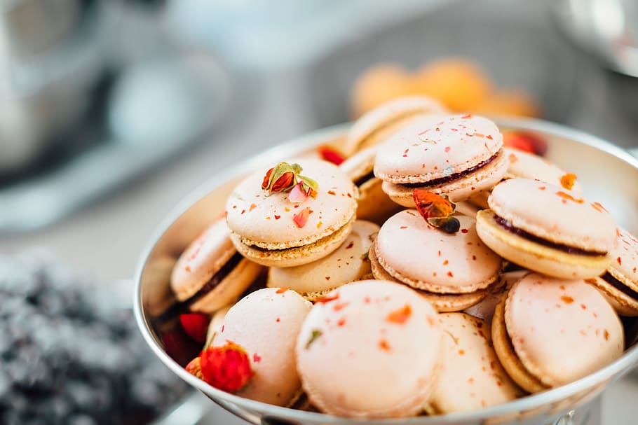 shallow focus of brown macaroons, dessert, food, macro, pastries HD wallpaper