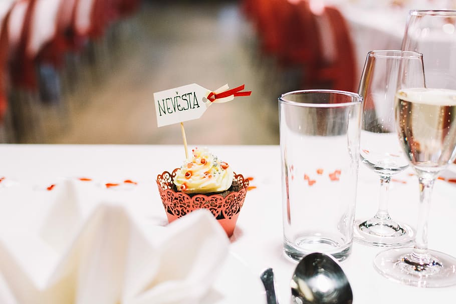 Bride’s wedding muffin, dessert, white, food, restaurant, table, HD wallpaper