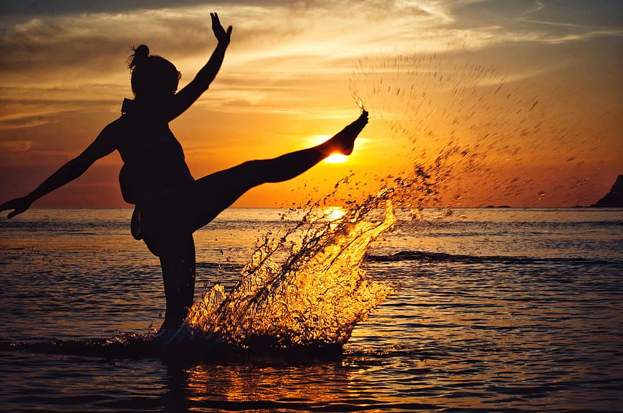 backlit, beach, dawn, dusk, girl, horizon, landscape, light HD wallpaper