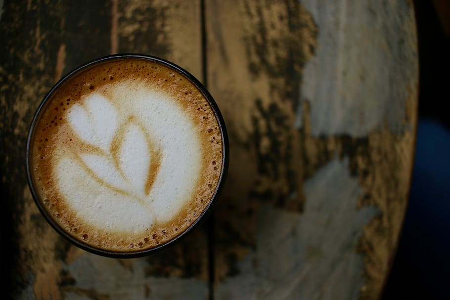 black mug filled with latte, selective focus photo of a black mug filled with coffee HD wallpaper