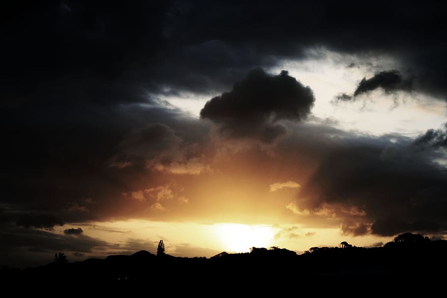 black and gray clouds during golden hour, sky, sunset, dramatic HD wallpaper