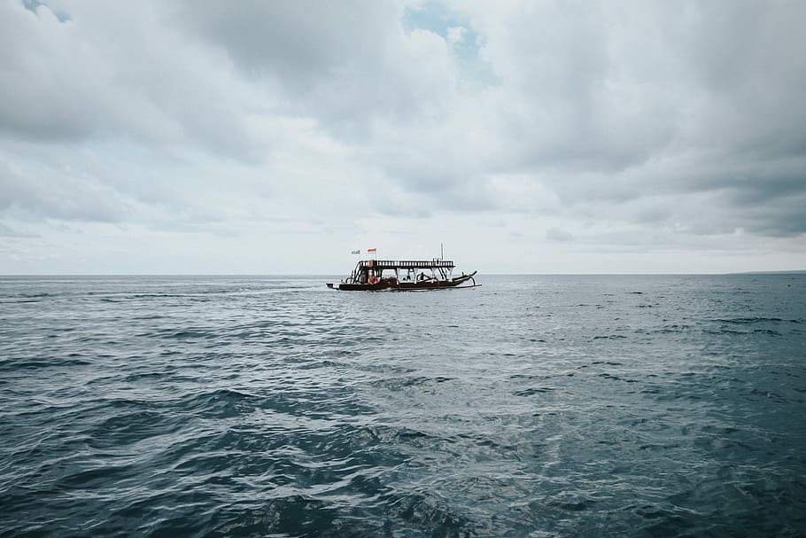 black boat floating on large body of water, boat on body of water HD wallpaper