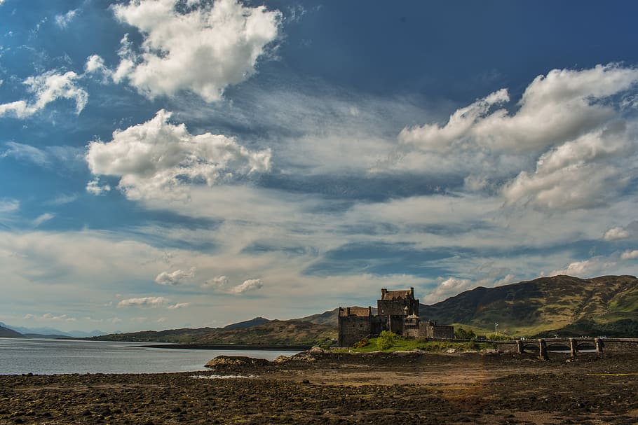 Eilean Donan in the Sun, photo of castle on mountain near body of water HD wallpaper
