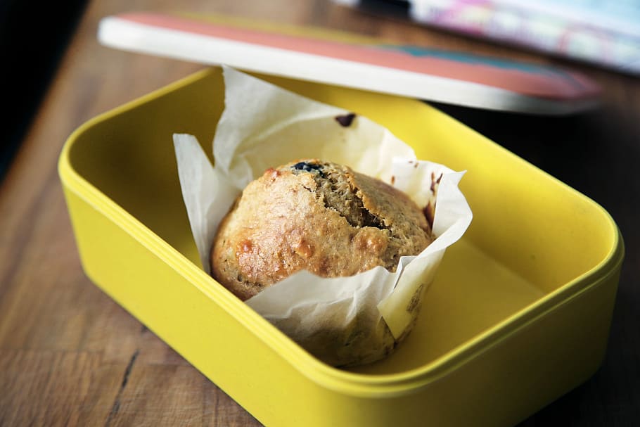 muffin on yellow plastic container, muffin on yellow container HD wallpaper