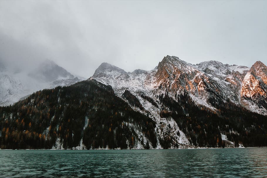 snow capped mountain near body of water, mountain ranges next t body of watero HD wallpaper