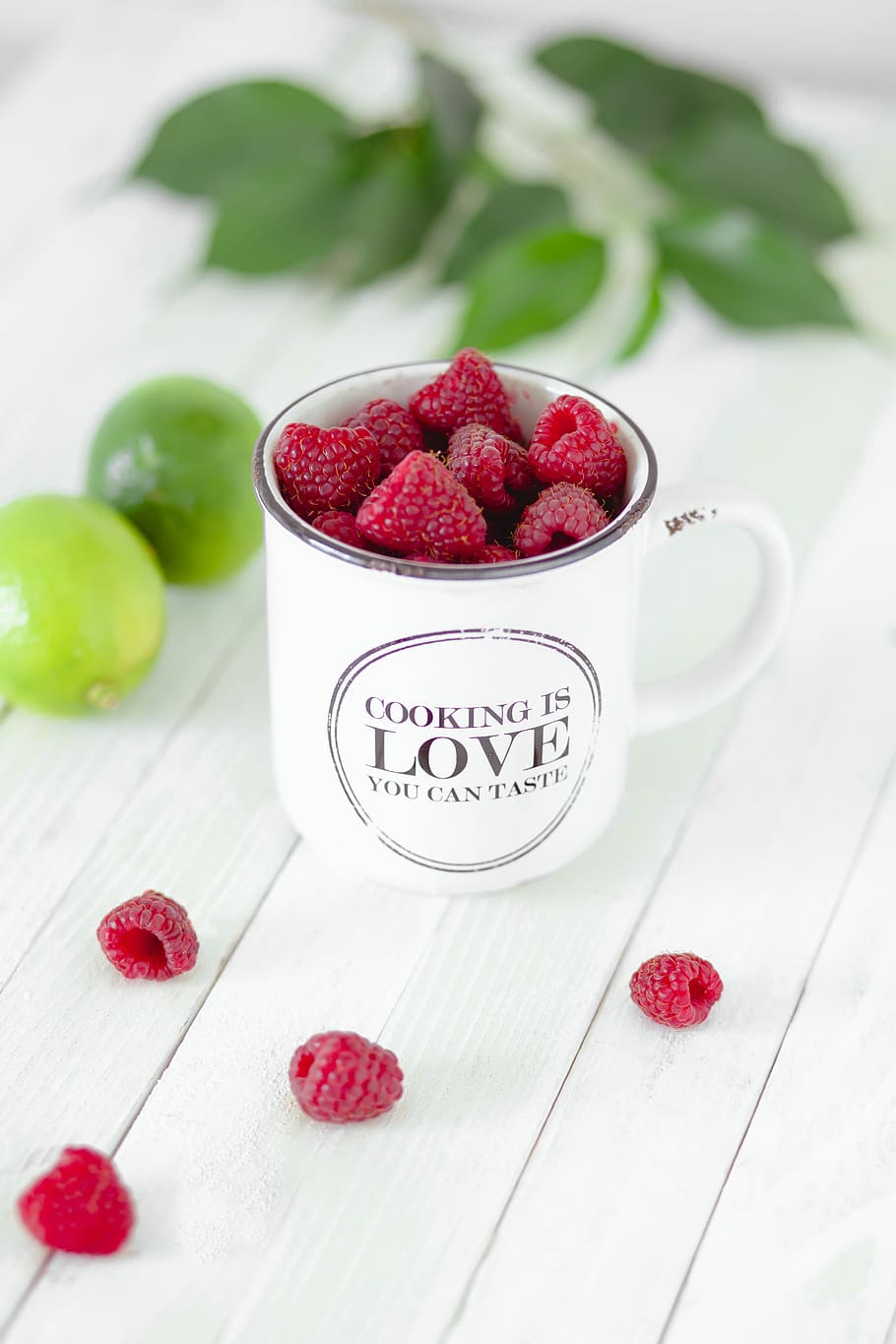 red fruit in white mug, raspberries in ceramic mug, rasberry, HD wallpaper