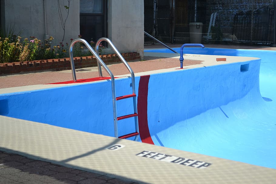 pool, water, empty pool, deep, feet, blue, apartment building HD wallpaper