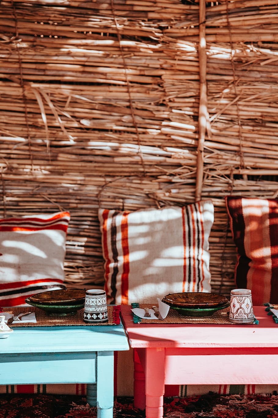 Moroccan Dining, plates and cups on top of tables, cushion, lunch HD wallpaper