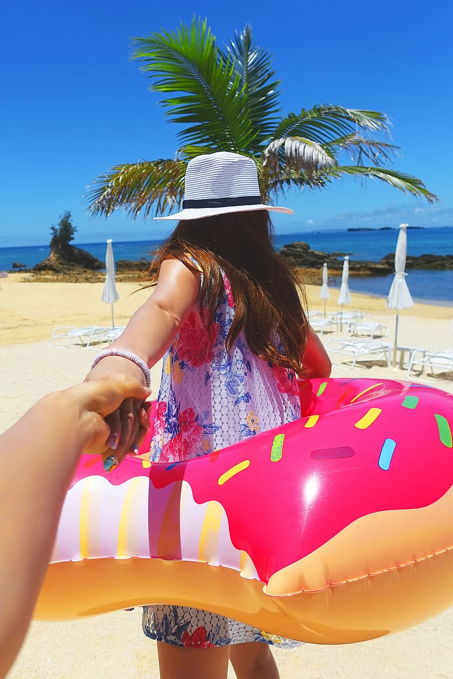 Person holding woman hand on the beach during day time, vacations HD wallpaper