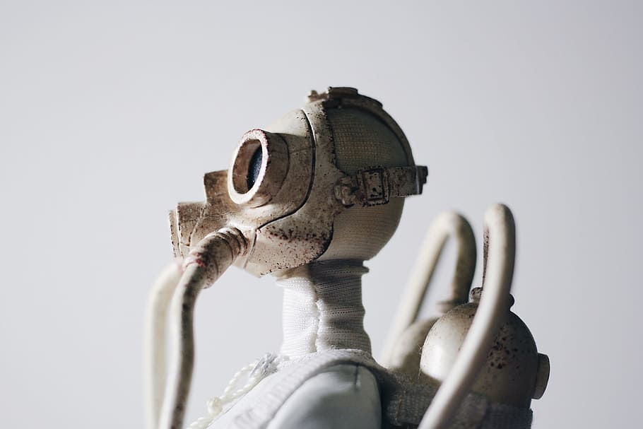 selective focus photography of man wearing gas mask and oxygen tank, closeup photography of diver figurine HD wallpaper