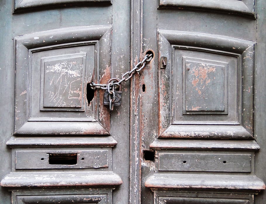 close up photo of locked door, brands, chain, padlock, sealed HD wallpaper
